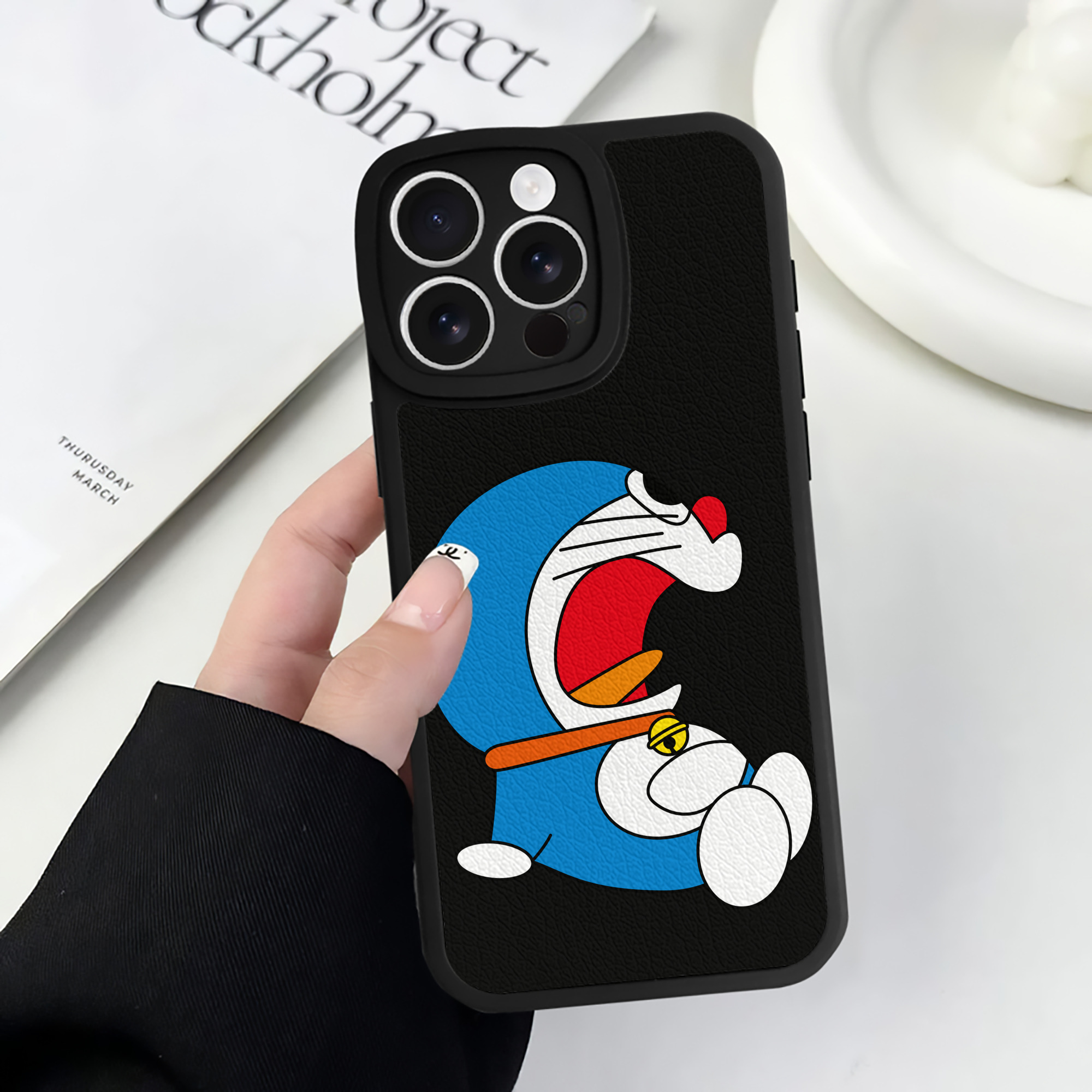 （画像用） ドラえもん Doraemon 【iPhone 16シリーズ対応】シリコンスマホケース（レザー調） 材質：シリコン